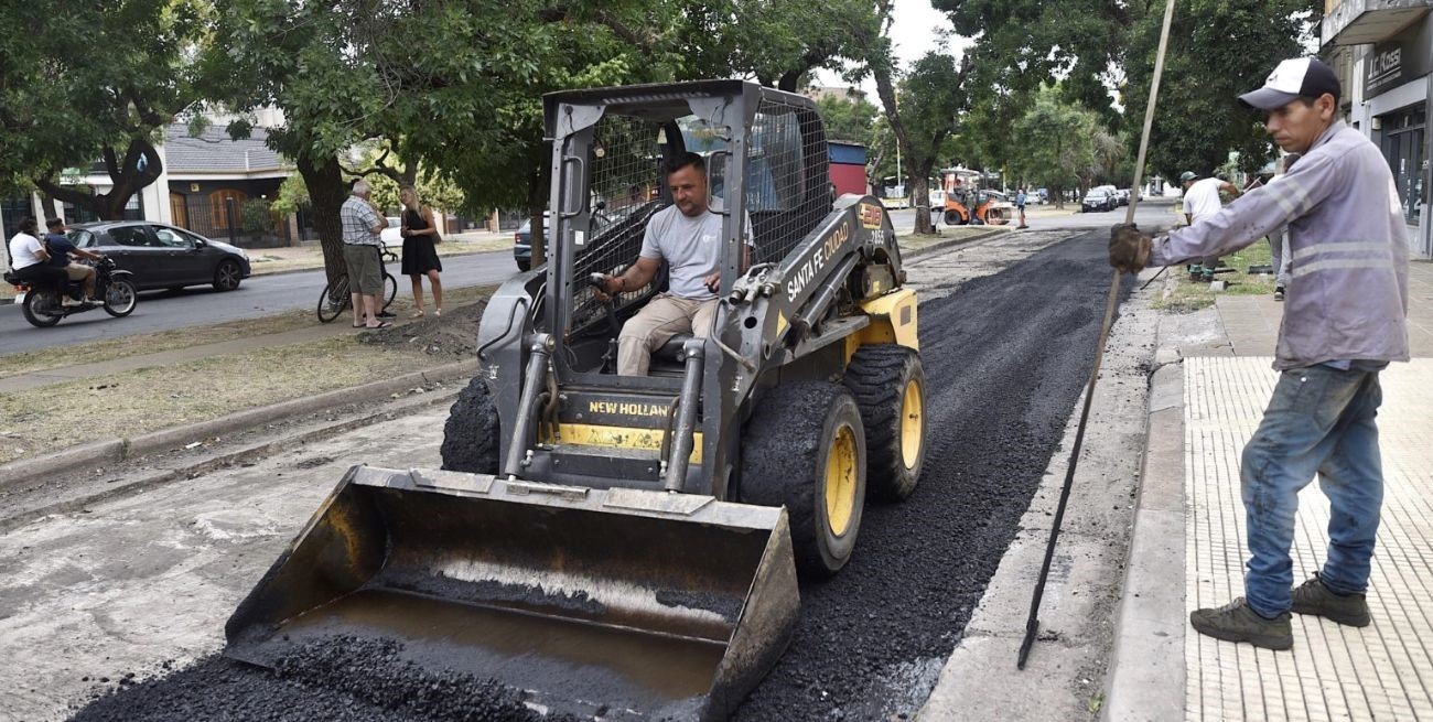 En el marco del plan 2023, se realizan tareas de bacheo en avenida Aristóbulo del Valle
