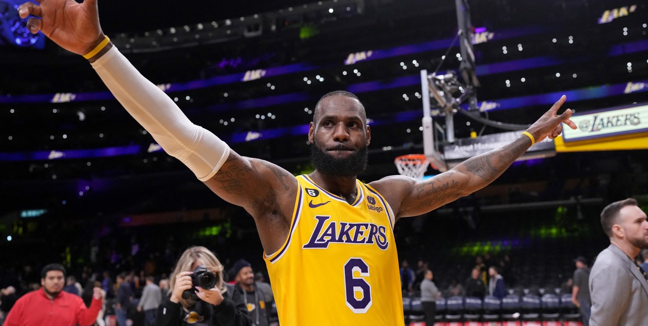 LeBron James muy cerca de ser el máximo anotador de la historia de la NBA