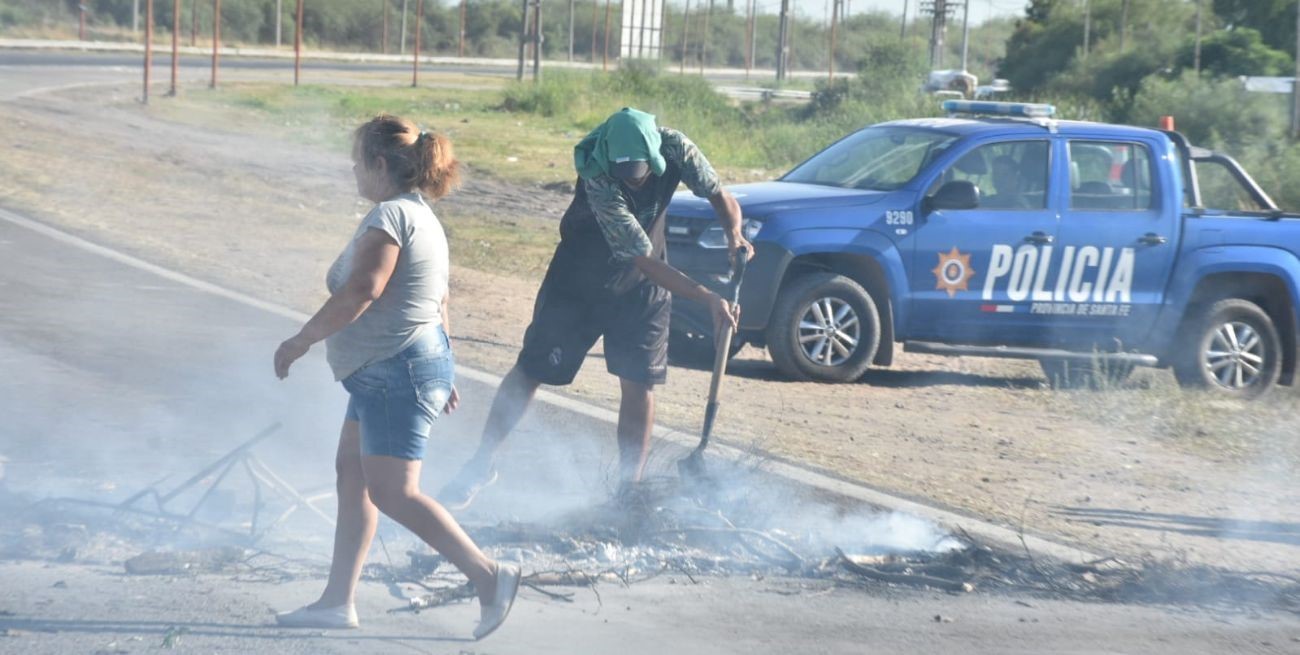 Vecinos cortaron Avenida Circunvalación por falta de agua ¿Qué dijo la empresa?