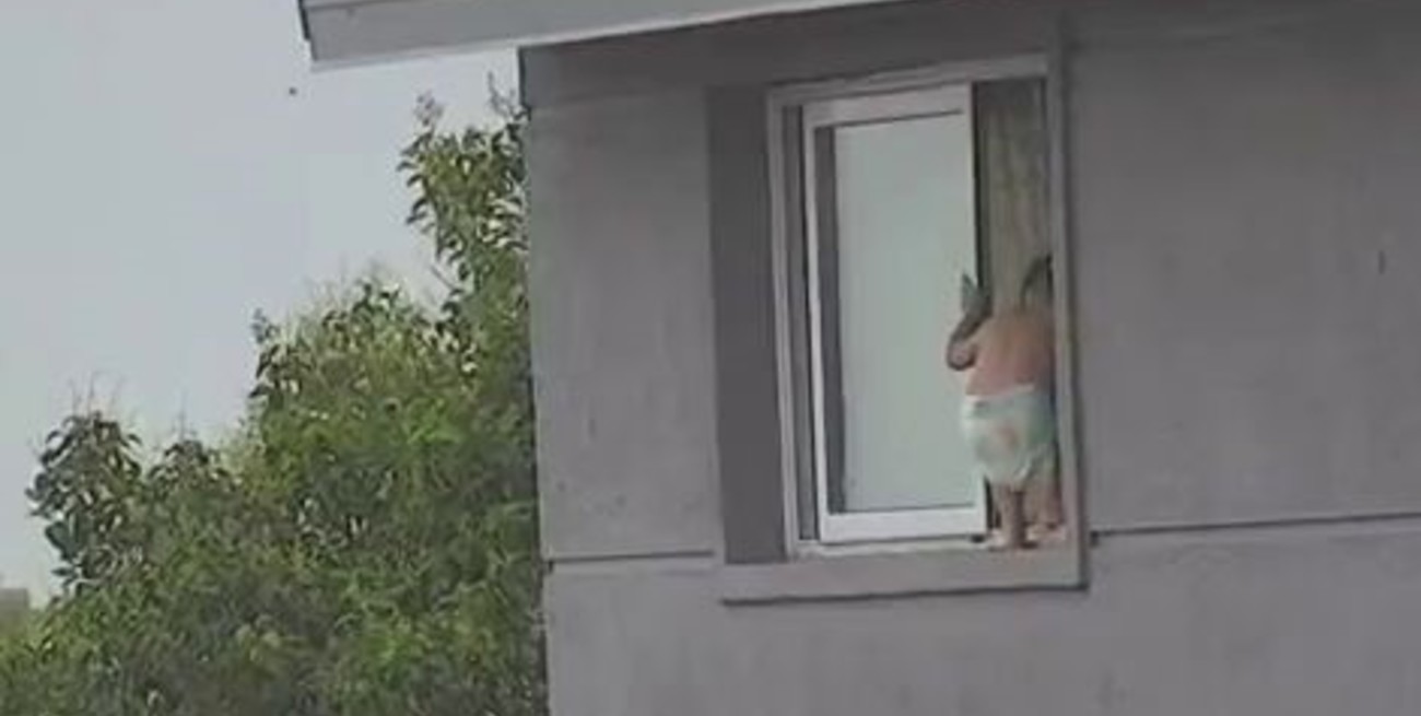 Video: rescataron a un bebé que se paró en la ventana de un departamento en Córdoba 