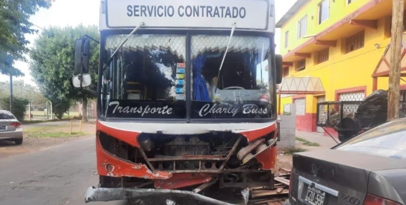 “¡Está en rojo!”: manejaba borracho y su acompañante registró cómo chocó contra un micro escolar