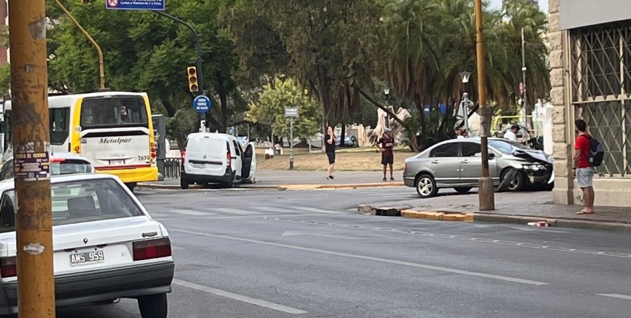 Choque en pleno centro de la ciudad de Santa Fe: un joven sufrió lesiones leves