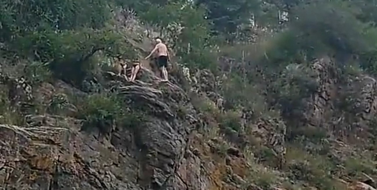 Video: tiene 79 años y dos veces por semana salta desde 7 metros al río Santa Rosa