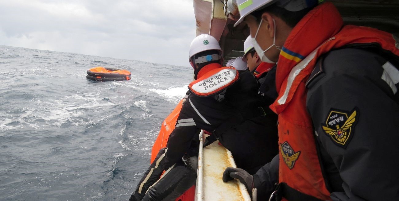 Naufragó un buque de carga con 22 tripulantes: hasta el momento rescataron a 13 con vida