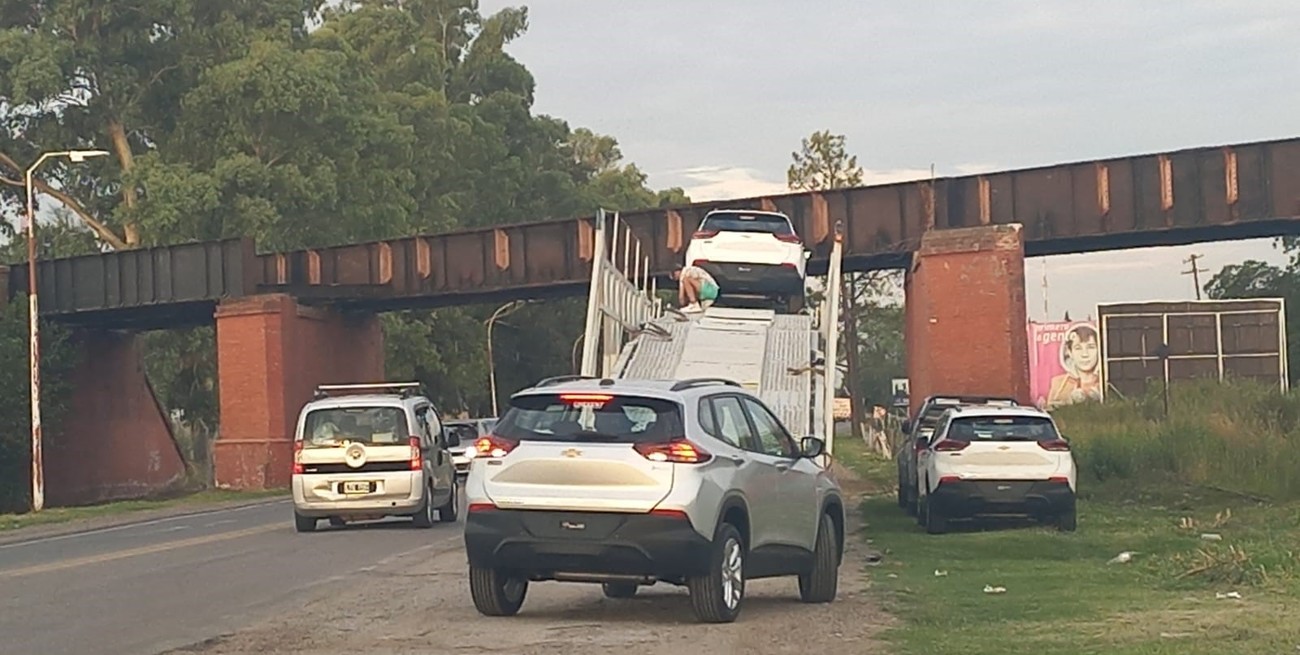 No pasaba debajo del puente y tuvo que descargar todos los autos