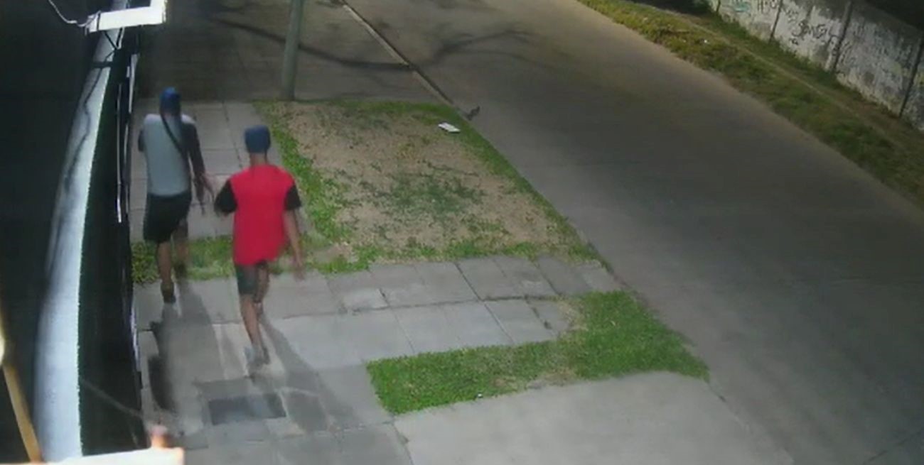 De no creer: robaron un auto del interior de una casa y a la hora volvieron por la moto 