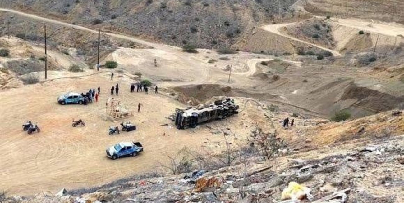 Perú: 25 muertos tras caer un micro por un barranco