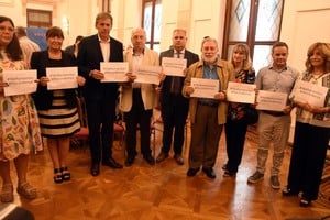 Autoridades provinciales, municipales y DAIA en el acto en el Salón Blanco de Casa de Gobierno. Crédito: Guillermo Di Salvatore.