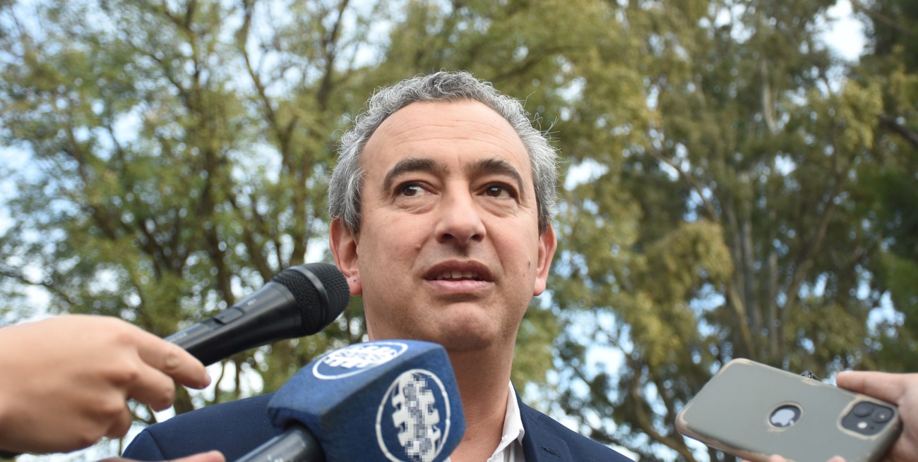 Parecería que Javkin no tiene paraguas