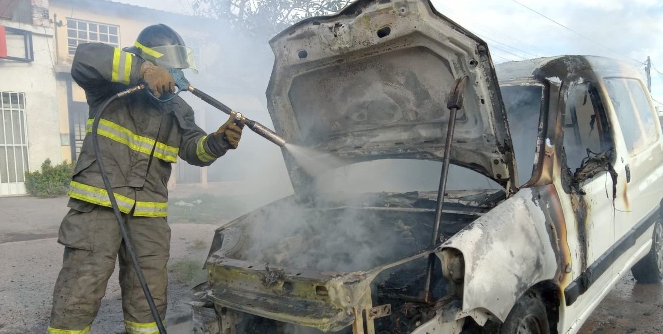 Santa Fe: ardió un utilitario con equipo de GNC en zona norte