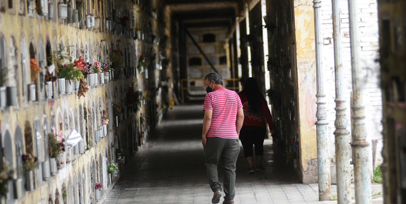 Cuánto cuesta "descansar en paz" en Santa Fe: actualizan los cánones de sepulturas y nichos