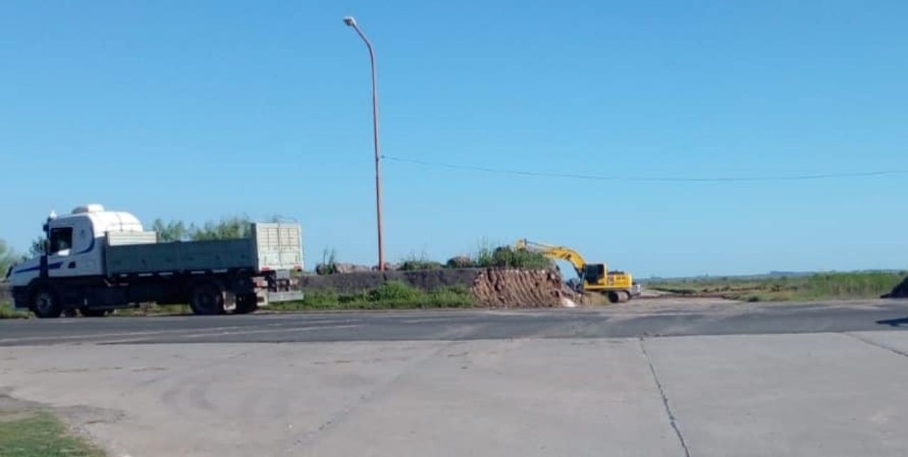 Melincué: comenzaron los preparativos para correr el terraplén de la ruta 90