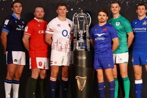 Jamie Ritchie (Escocia), Ken Owens (Gales), Owen Farrel (Inglaterra), Antoine Dupont (Francia), Johnny Sexton (Irlanda) y Michele Lamaro (Italia). Los capitanes alrededor del preciado trofeo. Crédito: Reuters.