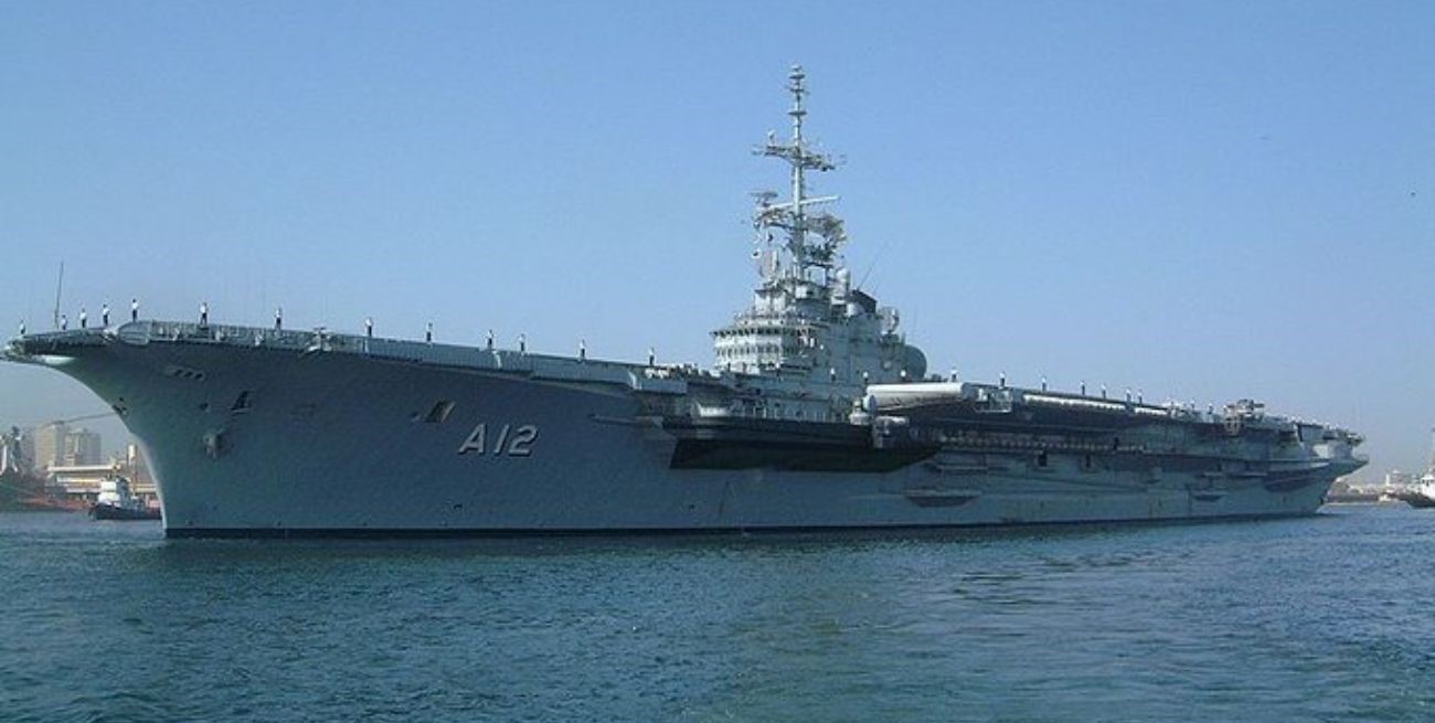 Brasil hundirá un portaaviones que navega con materiales tóxicos