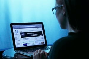 Wikipedia prohíbe el uso de IA generativa en artículos en inglés. Foto: REUTERS/ Gary Cameron.