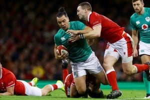 El galés George North tacklea a James Lowe de Irlanda. Pese a la marca, no pudo evitar el primer try del equipo visitante. Crédito: Reuters.