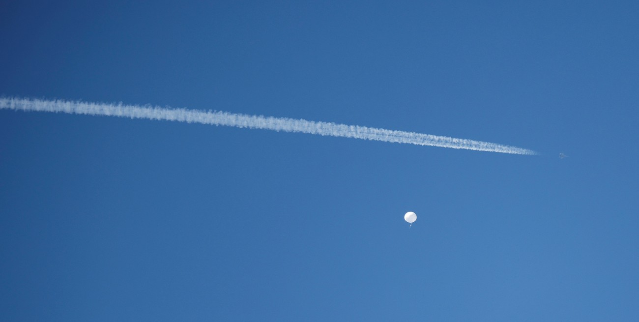 Estados Unidos derribó el globo espía chino y estudiará los restos