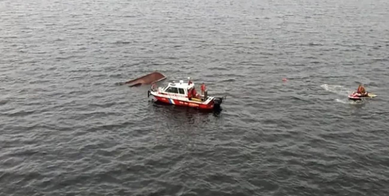 Tres muertos y cinco desaparecidos tras el hundimiento de un barco 