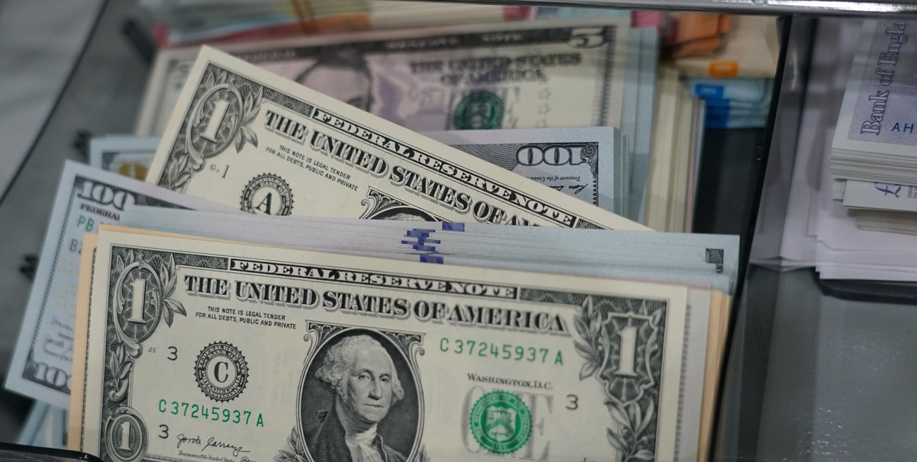 El dólar blue inició la semana en baja: a cuánto cerró este lunes
