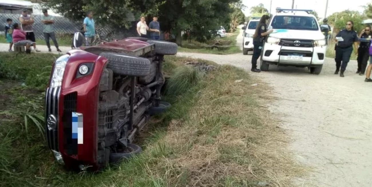 Un conductor borracho puso a su hijo de 11 años al volante y volcaron en la ruta