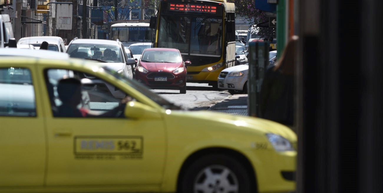 Remisero herido de bala por defender la recaudación