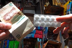 Blisters de medicamentos en un kiosco, una "costumbre" que se multiplica en Santa Fe.