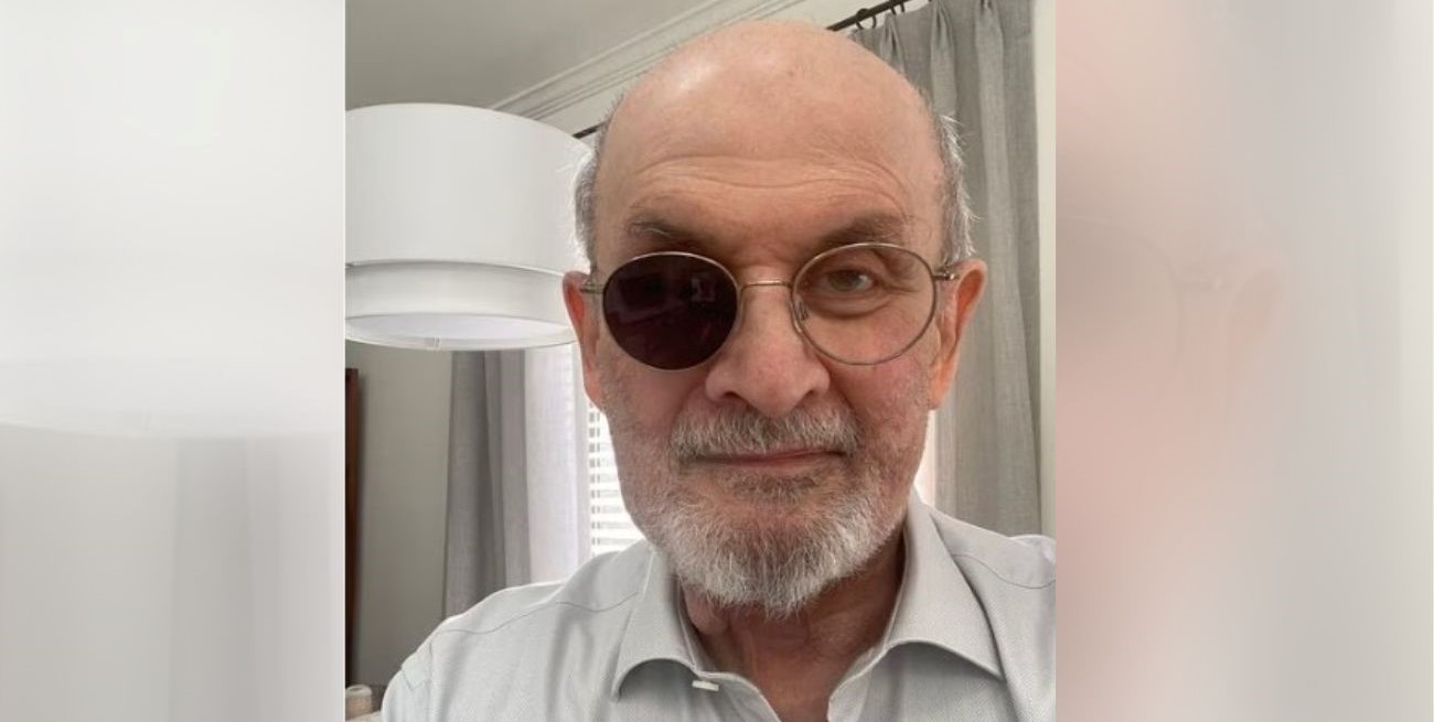 Salman Rushdie publicó en redes sociales su primera foto tras el atentado