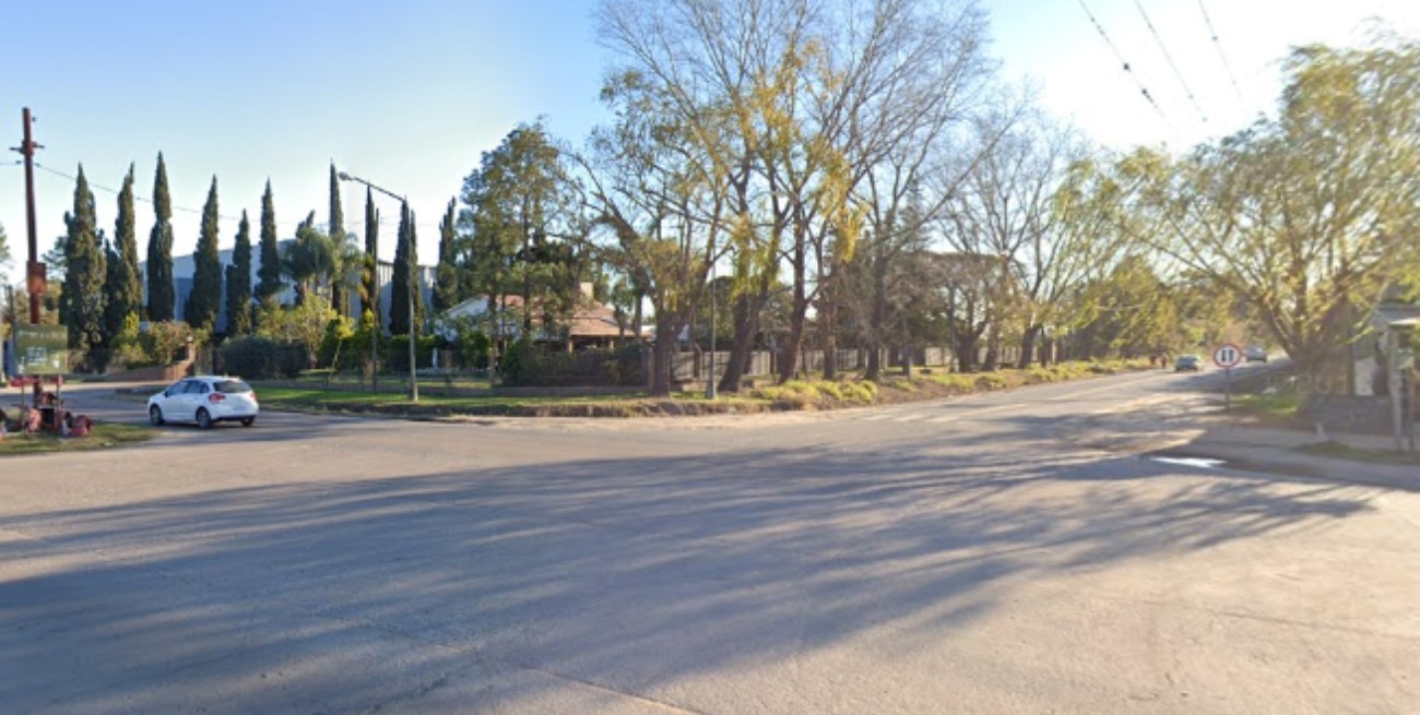 Iba en bicicleta, lo chocó un taxi y terminó con heridas graves en Altos del Valle