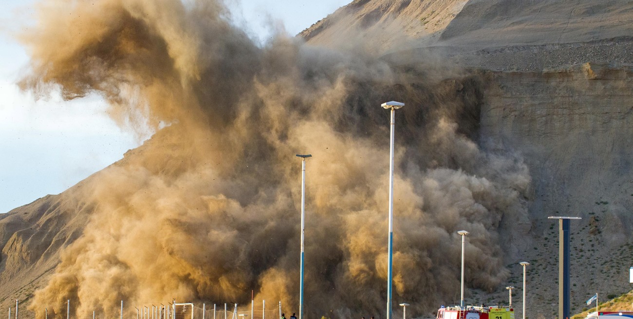 Exitoso desmoronamiento con explosivos del faldeo de un cerro en Chubut 