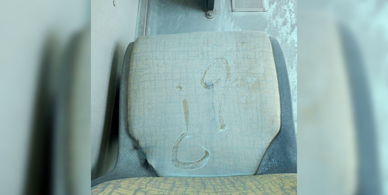 Quejas de vecinos por un extraño polvo blanco dentro de un colectivo en la ciudad de Santa Fe