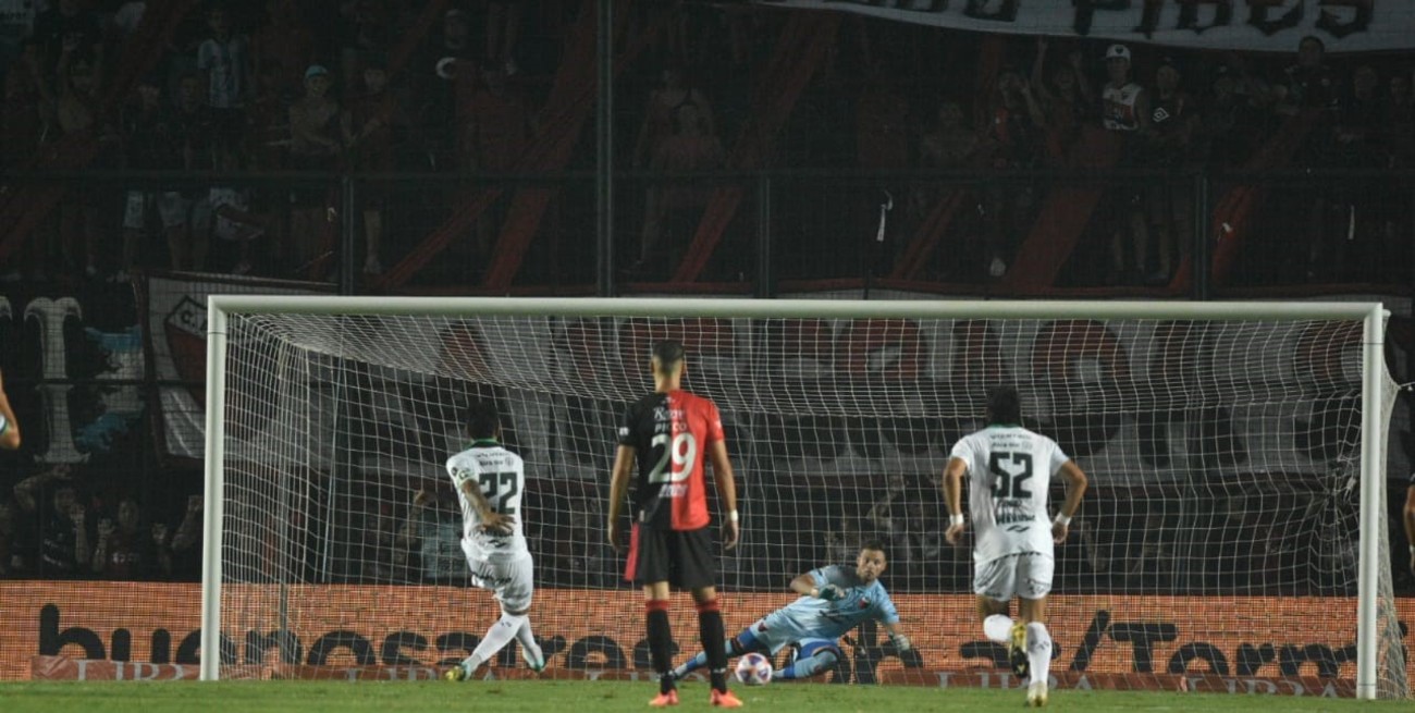 Colón perdió 2 a 0 ante Sarmiento y llega al clásico sin puntos en el torneo