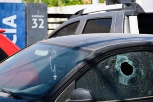 Un hombre pasó en bicicleta y abrió fuego contra una comisaria. Así quedo un auto estacionado en la puerta de la seccional. Crédito: Marcelo Manera