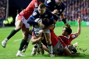 Así, cayéndose, Finn Russell, la figura del partido, alcanza a sacar el "off load" para servirle el primero de sus tries a Steyn. Crédito: Reuters.