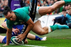 Parece que no, pero sí, Try de Irlanda. Lo apoya Lowe, luego de un extraño movimiento en el aire que le permitió no salir y vulnerar el ingoal francés. Crédito: Reuters.