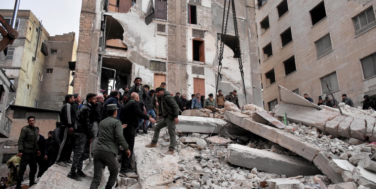 Detuvieron a 12 personas por el derrumbe de edificios tras el sismo en Turquía