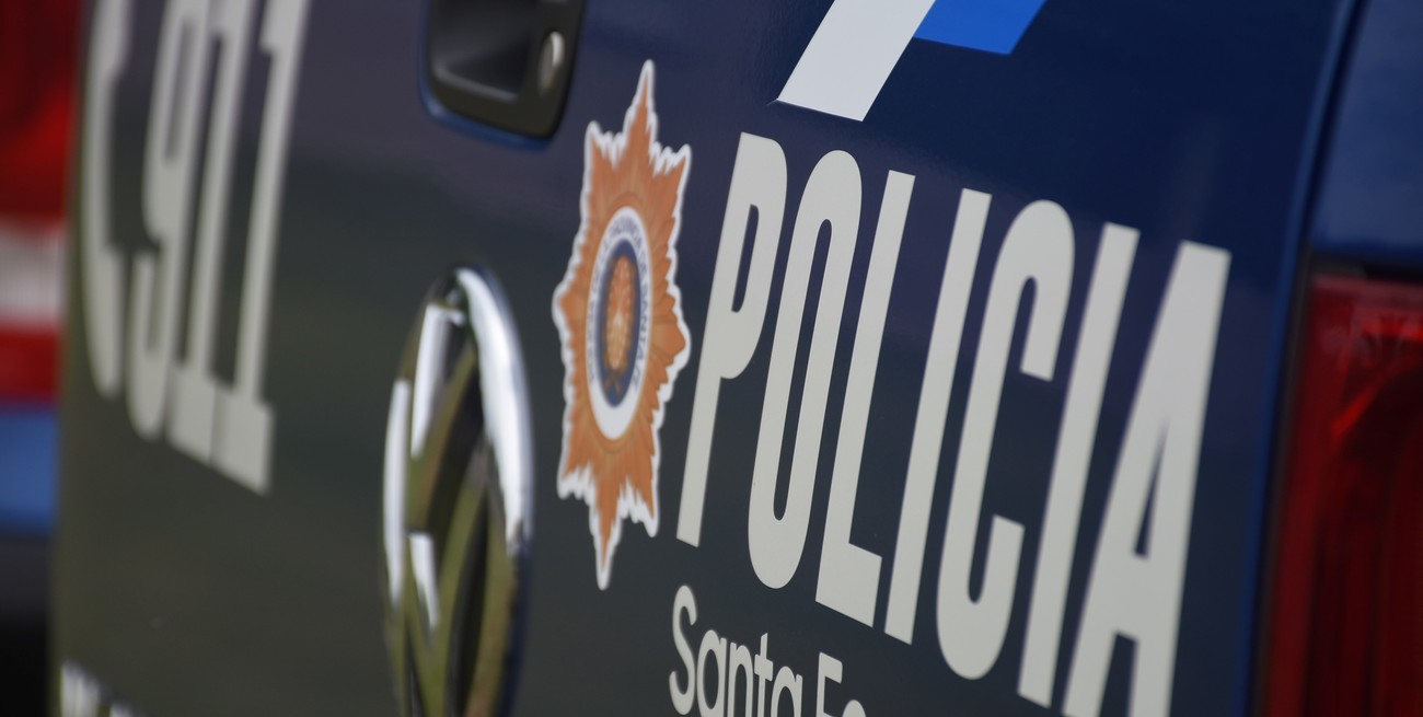 Un joven violento y fuera de control golpeó a dos policías y fue detenido