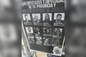 Afiches con las caras de diputados santafesinos que no quieren votar otra moratoria previsional.
