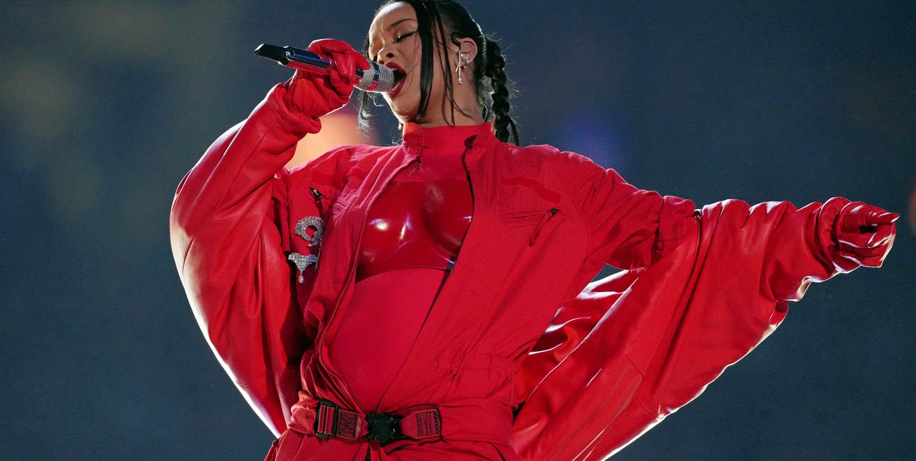 Rihanna aprovechó el medio tiempo del Super Bowl para anunciar su segundo embarazo