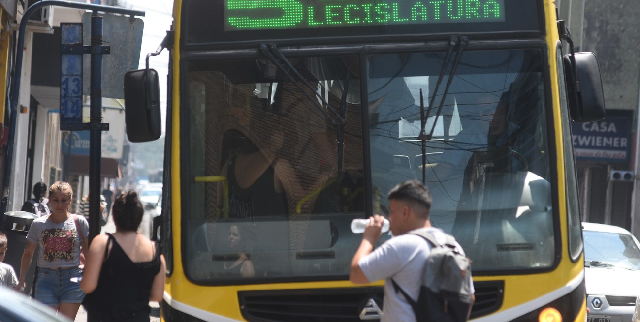 Las empresas de colectivos ponen más coches en calle y mejoran frecuencias en Santa Fe