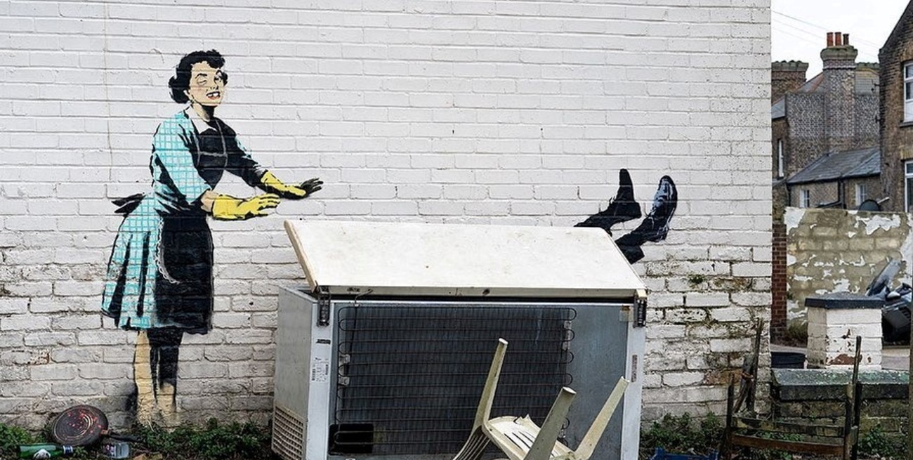 Banksy sorprende con un grafiti en el día de los enamorados
