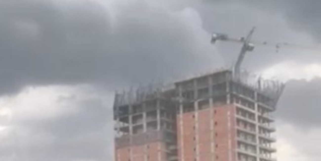 Video: una grúa cayó de un edificio en medio de un temporal en Corrientes
