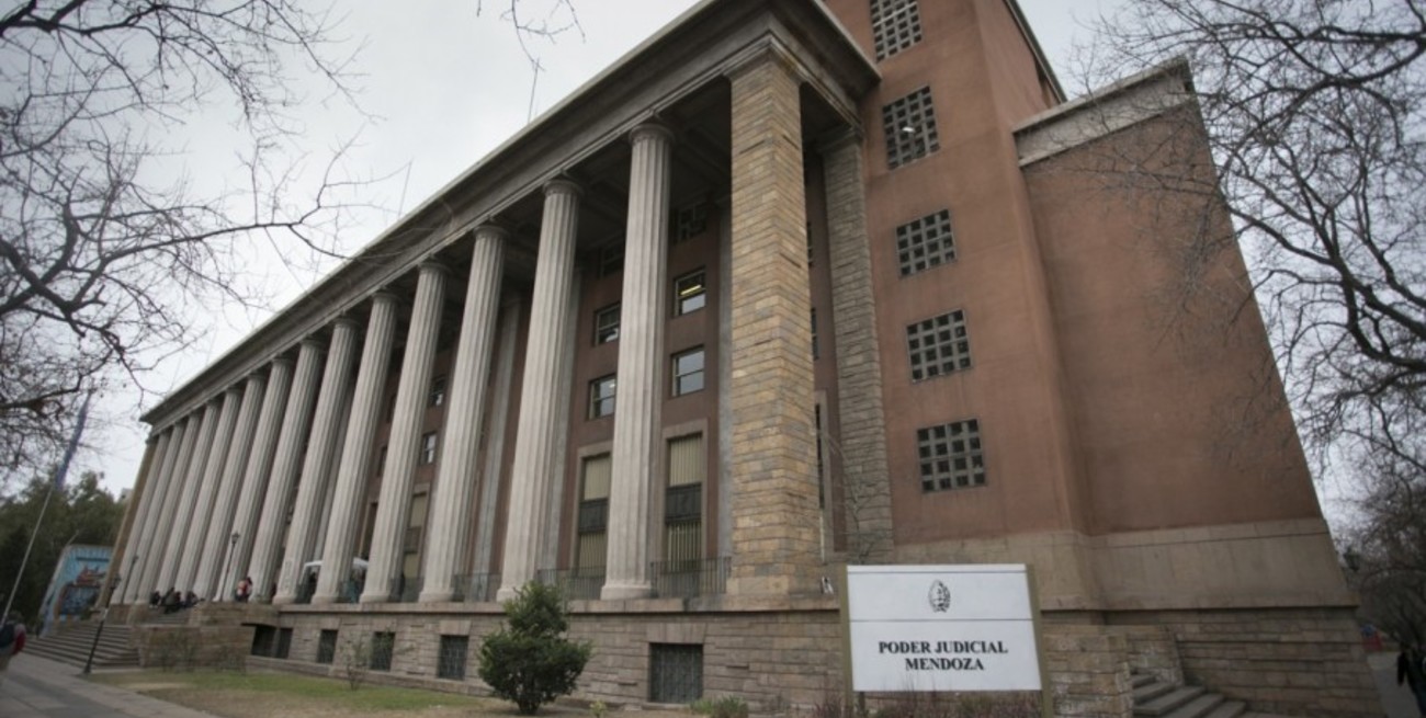 Un abogado se encadenó al Palacio Judicial de Mendoza para ser escuchado