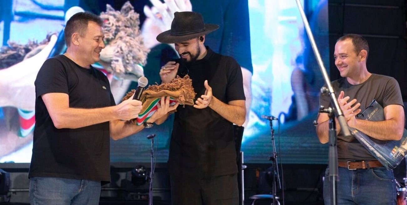 Ante una multitud, Abel Pintos cerró un festival folclórico inolvidable en San Lorenzo
