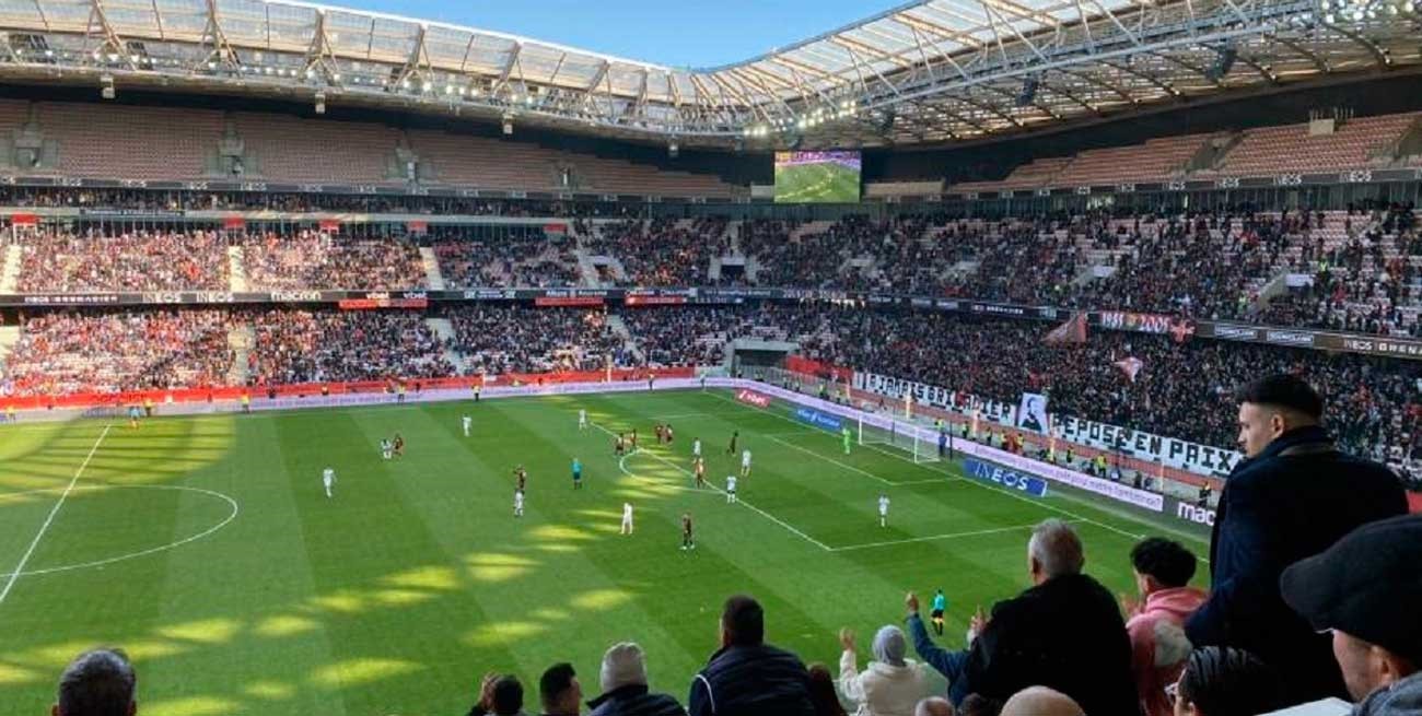 Escándalo en Francia: un actriz porno filmó un video durante un partido de fútbol