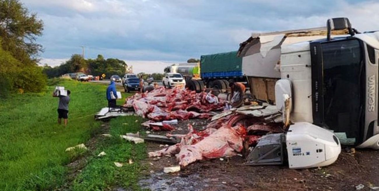 Un camión volcó en Salta y le robaron 11.000 kilos de carne