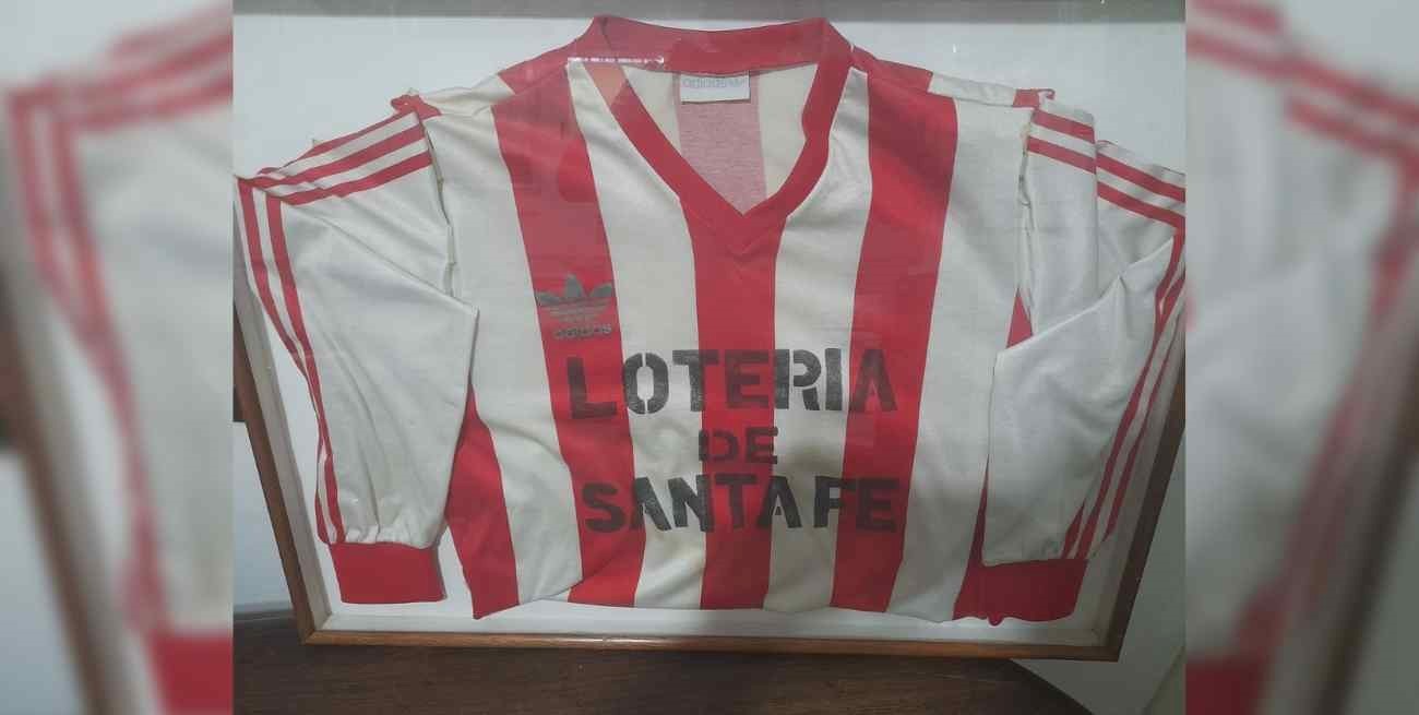 Roberto Passucci subasta la camiseta del ‘89 y recauda fondos para un centro de salud