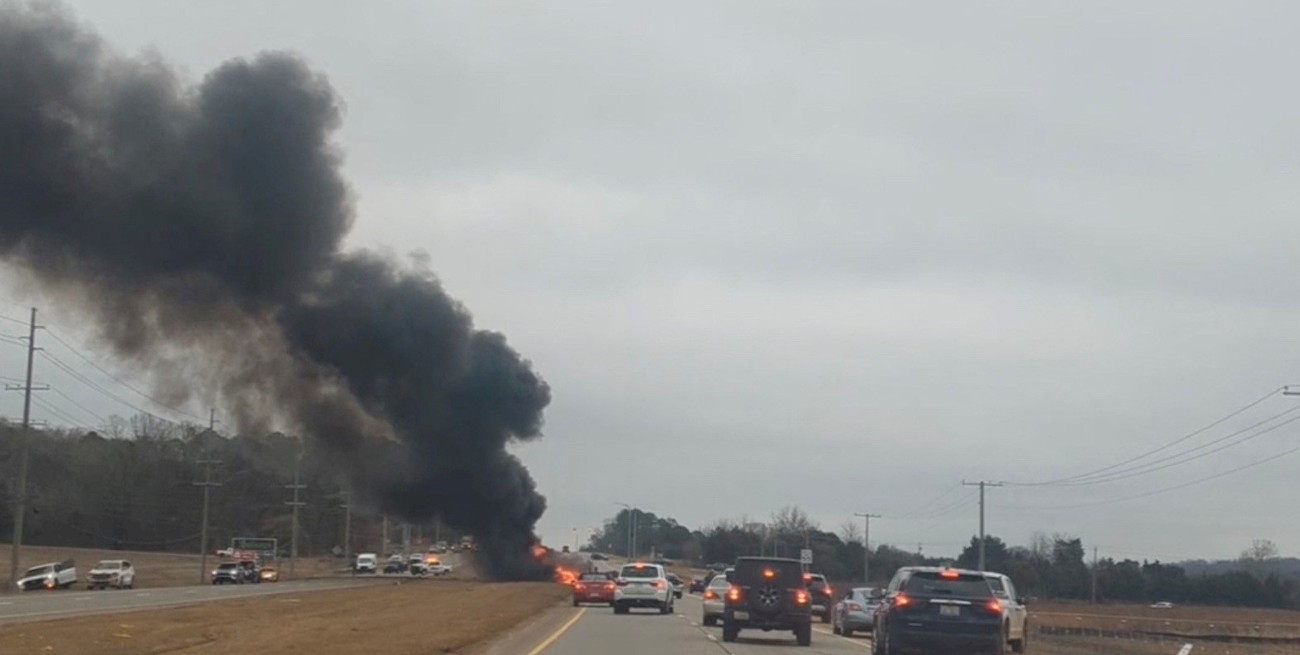 Video: un helicóptero Blackhawk de Estados Unidos cayó en una autopista y murieron dos personas