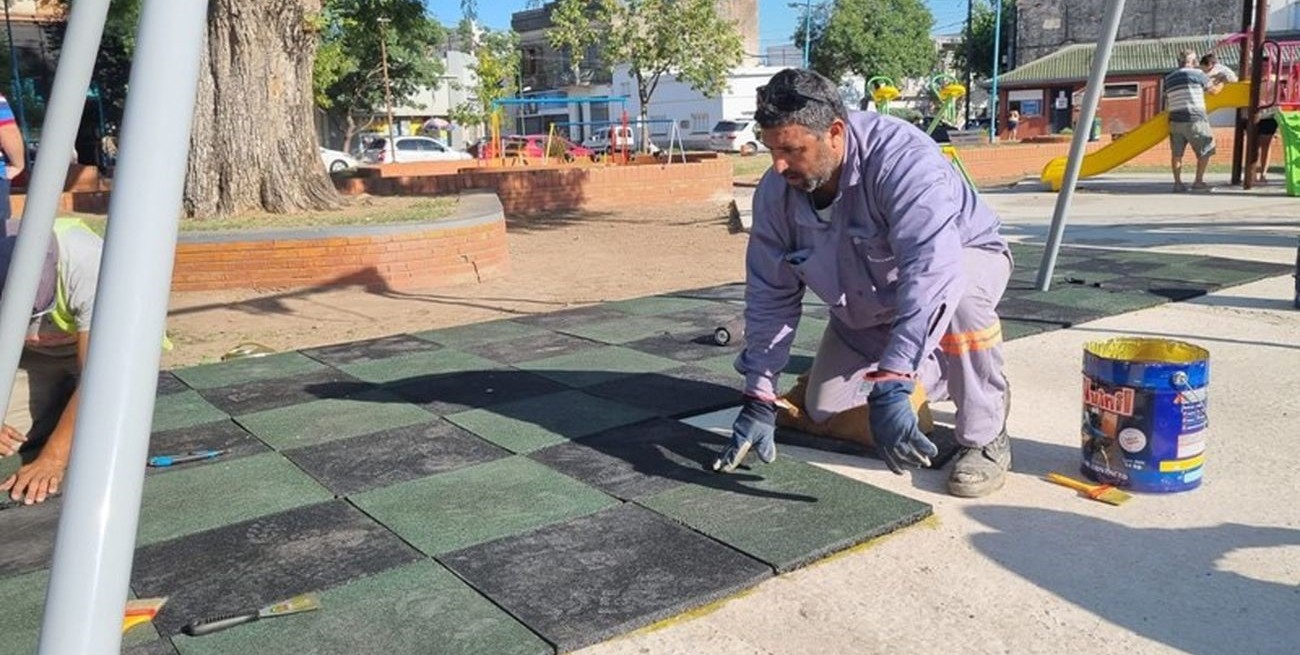 Colocan pisos antigolpes en Parque Malvinas Argentinas