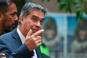 "Si alguien sabe de algo, me avisa", dijo Capitanich al anunciar su retiro de la política.