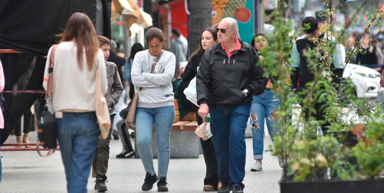 El frío en pleno verano sorprendió a los santafesinos: salieron las camperas del placard